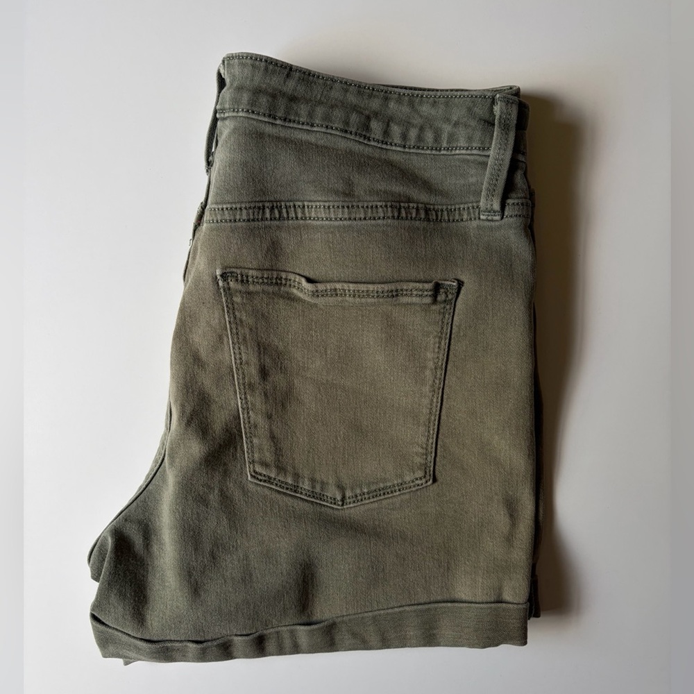 Universal Thread Shorts